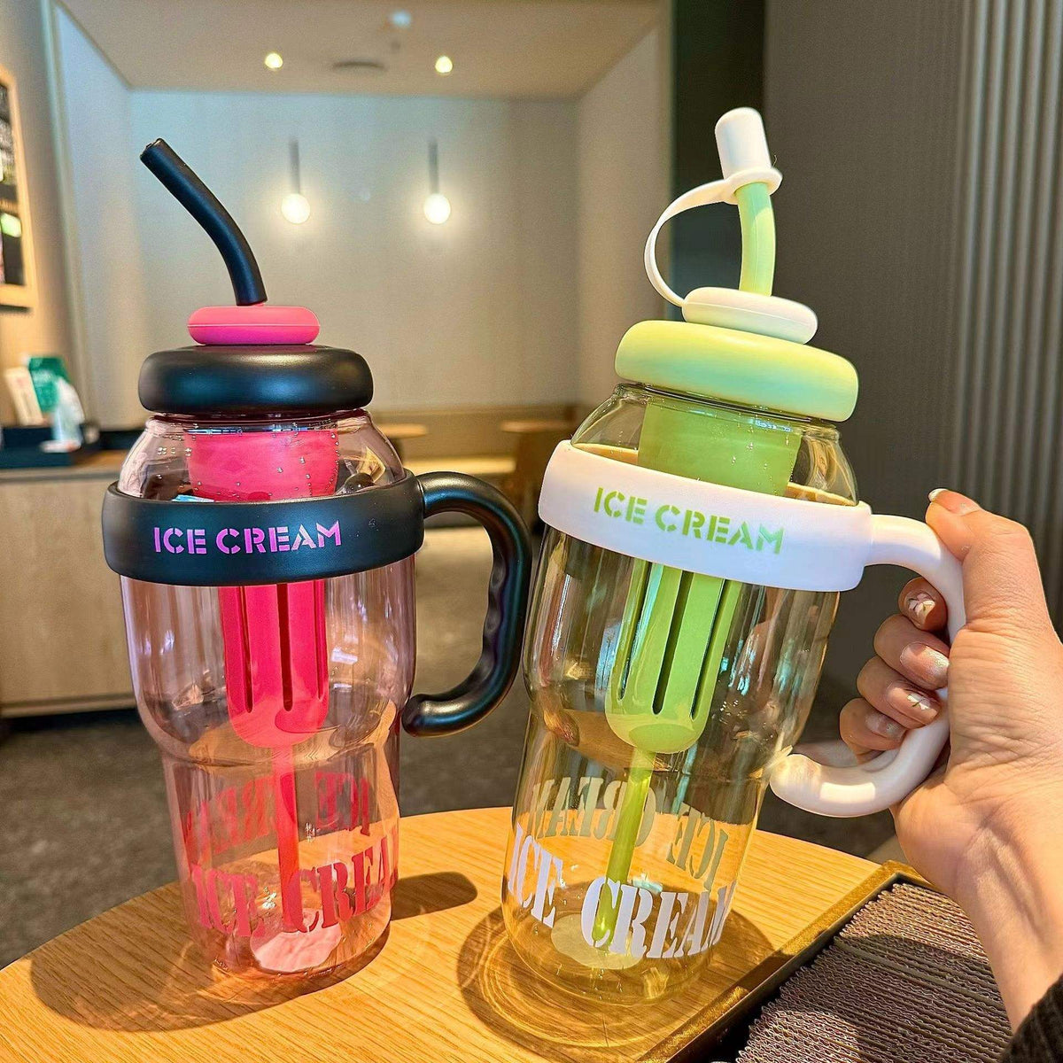 Reusable tumbler with fitted lid for everyday drinks

